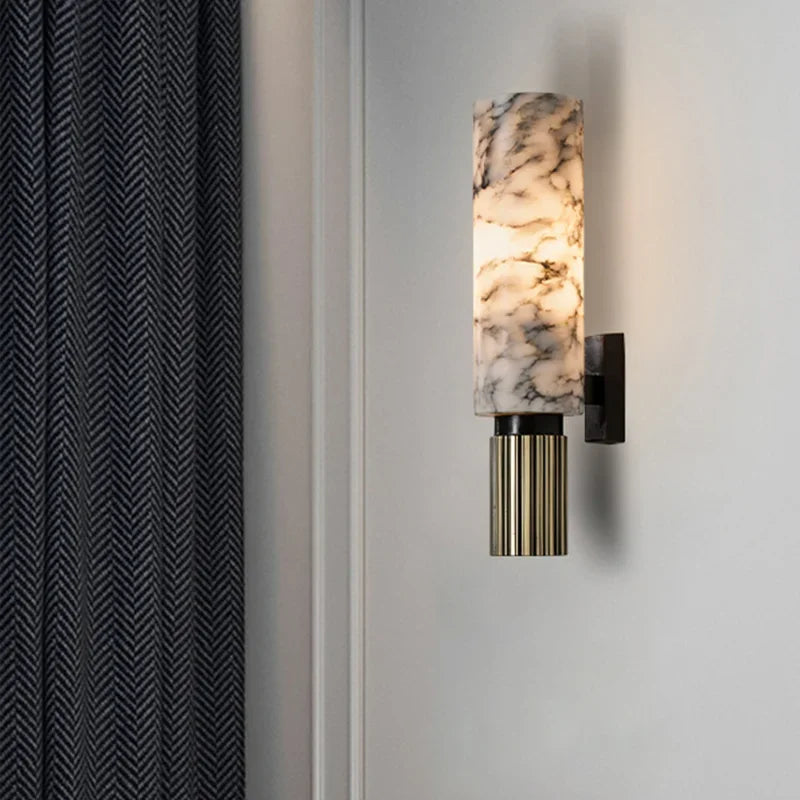 Moderne natuurlijke marmeren wandlamp met koperen accenten – elegante wandkandelaarverlichting voor slaapkamer en gang